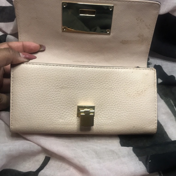 Michael Kors pink locking wallet - Picture 6 of 14